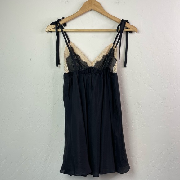 Victoria’s Secret Romantic Lace Silk Bow Shoulder Ties Lingerie Slip Nightie NEW - Picture 4 of 15